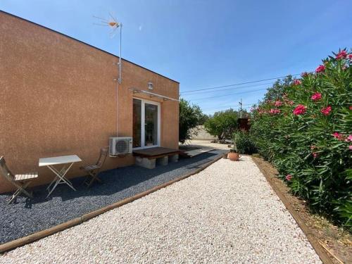 a building with a bench and a table and a desk at Casa Pépé Brouilla in Brouilla