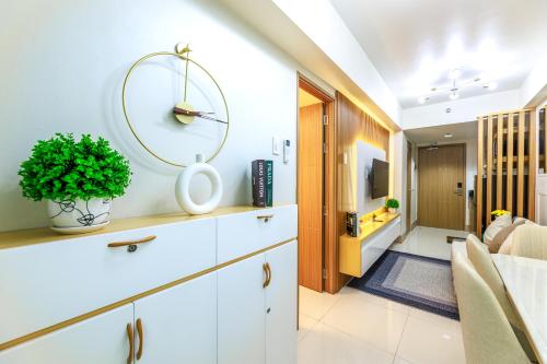 TV a/nebo společenská místnost v ubytování Amazing Condo Unit Shore 3 - walking distance to MOA - Pasay - 2 Beds - with 1 extra bed
