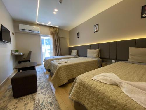 Uma cama ou camas num quarto em Holy Sheet Plus