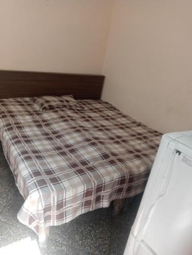 Cama o camas de una habitación en Ever Green Guest House Travel & PG デリー日本 人 宿