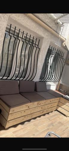 un groupe de planches de surf alignées sur un mur dans l'établissement Studette indépendant climatisé, à Marseille