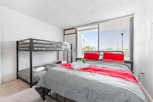Un dormitorio con dos camas con almohadas rojas. en Mins from Disney Gym Pool Parking Pet Friendly, en Kissimmee