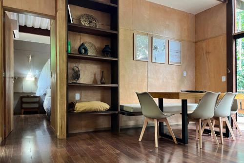 a dining room with a table and chairs at Bonito Paraiso Ilha Grande in Abraão