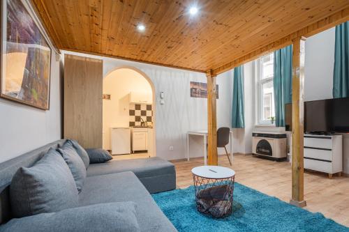 TV a/nebo společenská místnost v ubytování Affordable Heroes' Square Residence