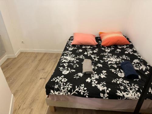 un lit avec deux oreillers dessus dans une chambre dans l'établissement T3 Macon Centre Rambuteau, à Mâcon