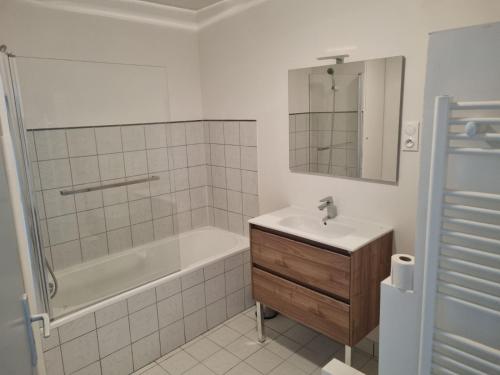 une salle de bain avec une baignoire, un lavabo et une douche dans l'établissement T3 Macon Centre Rambuteau, à Mâcon