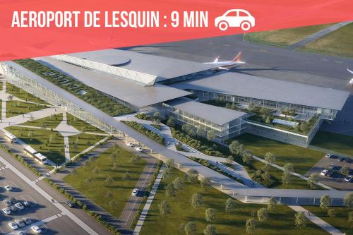 une vue aérienne d'un aéroport avec un bâtiment dans l'établissement La Papeterie - Les Demeures d'Adrien, à Péronne-en-Mélantois