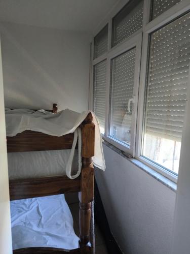 Ένα ή περισσότερα κρεβάτια σε δωμάτιο στο Tetovo
