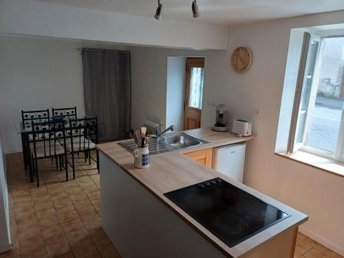 une cuisine avec un évier et un plan de travail dans l'établissement maison de ville proche ZOO BEAUVAL, à Châtillon-sur-Indre