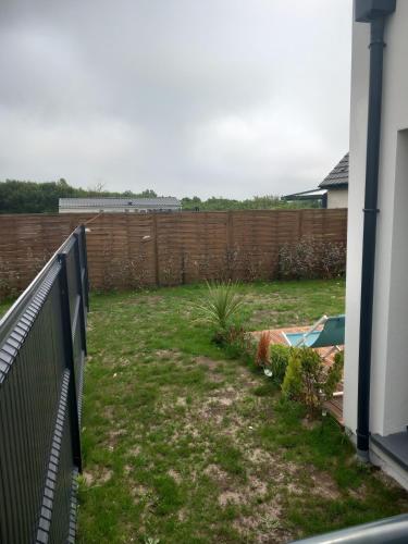 a backyard with a fence and a yard at Les gîtes Ambleteuse in Ambleteuse