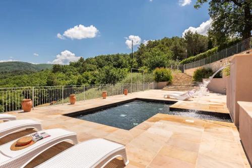 a swimming pool in the middle of a patio at Il Castello Di Perchia in Crocemaroggia