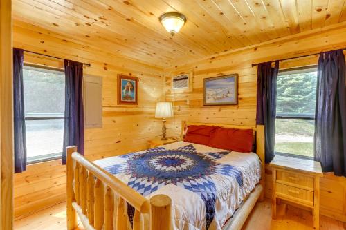 Ένα ή περισσότερα κρεβάτια σε δωμάτιο στο Deadwood Wolf Cabin with Fire Pit and Grill