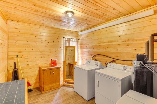 Φωτογραφία από το άλμπουμ του Deadwood Wolf Cabin with Fire Pit and Grill σε Deadwood