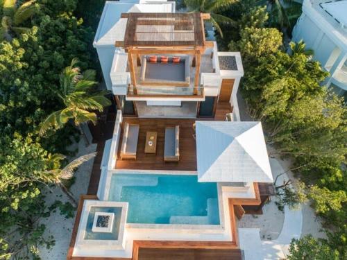 Πισίνα στο ή κοντά στο Luxurious Beachfront 2 bedroom villa on Smith's Reef
