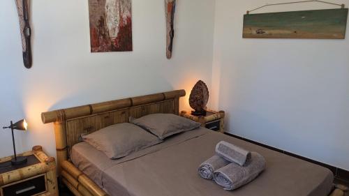 a bedroom with a bed with two towels on it at Villa CoCos Citrons - 5 Chambres - Piscine - Saint Gilles in Saint-Gilles-les Hauts