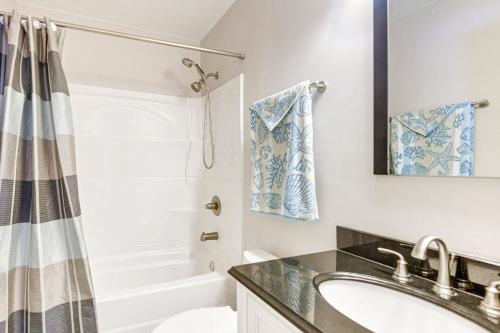 Un baño con lavabo, bañera e inodoro. en Patio and Pool Access North Myrtle Beach Retreat!, en Myrtle Beach