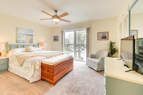 un dormitorio con una cama y una ventana en Patio and Pool Access North Myrtle Beach Retreat!, en Myrtle Beach
