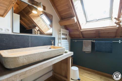 une salle de bain avec un grand lavabo et une fenêtre dans l'établissement L'Escale Pyrénéenne, à Melles