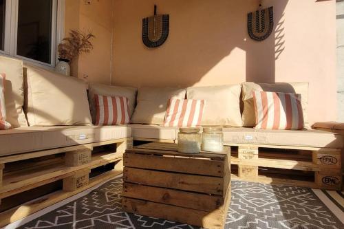 un salon avec un canapé et une table dans l'établissement La petite maison rose au centre d'Albi, à Albi