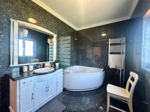 Ένα μπάνιο στο Big house with pool close to Sintra