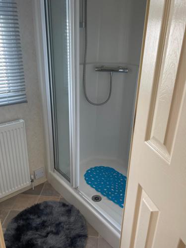 Ένα μπάνιο στο Blue 4 Caravan Ingoldmells 6 berth 3 bedrooms