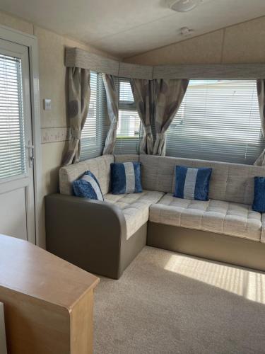 Χώρος καθιστικού στο Blue 4 Caravan Ingoldmells 6 berth 3 bedrooms