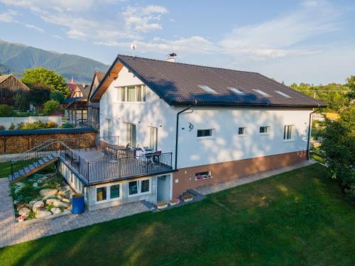 an aerial view of a white house with a yard at Žiar Apartmány 43 in Žiar