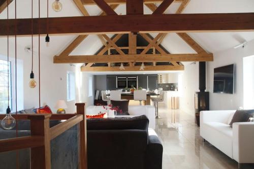 un soggiorno con un divano e un tavolo di Lower Tundridge Cottage a Worcester