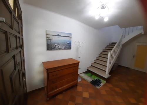 - un escalier dans une chambre avec un escalier dans l'établissement Appart à 15 minutes de la plage, à Perpignan