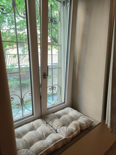 a window seat in front of a window at le case di nonna Piera in Lecco