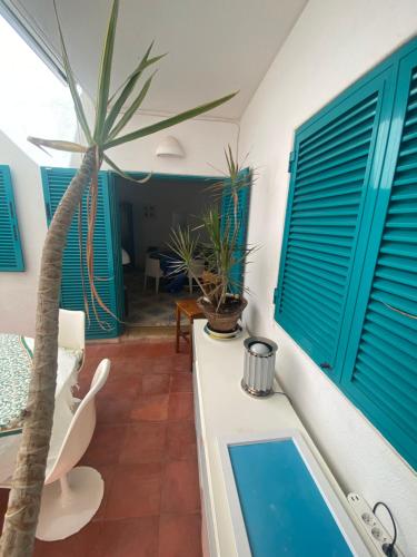 ein Badezimmer mit einer Palme und einem Pool in der Unterkunft Prainhaactivitiesbeachhouse in Alvor
