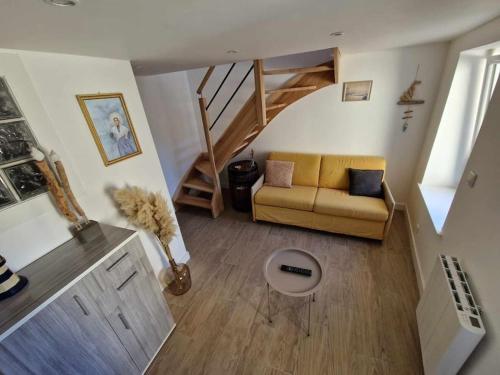 un salon avec un canapé et un escalier dans l'établissement La citadine boulonnaise, à Boulogne-sur-Mer