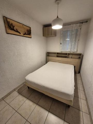 - une petite chambre avec un lit blanc dans l'établissement Appartement 4 couchage Saint Lary Soulan, à Saint-Lary-Soulan