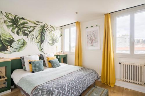 - une chambre avec un grand lit et des rideaux jaunes dans l'établissement Le Skyview - Vue sur Lyon, à La Mulatière