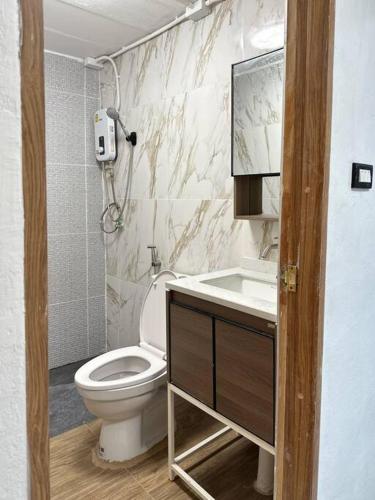 a bathroom with a toilet and a sink at Megun10 duo in Bang O