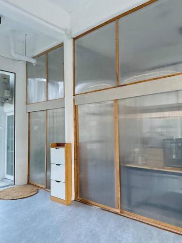 an empty kitchen with glass doors and a shelf at Megun10 duo in Bang O