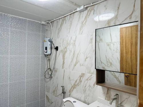 a bathroom with a shower and a mirror and a sink at Megun10 duo in Bang O