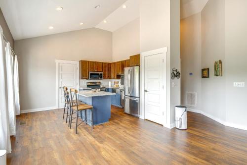 Dapur atau dapur kecil di Serene Travelers Rest Apartment 7 Mi to Downtown!