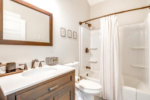 Bilik mandi di Serene Travelers Rest Apartment 7 Mi to Downtown!