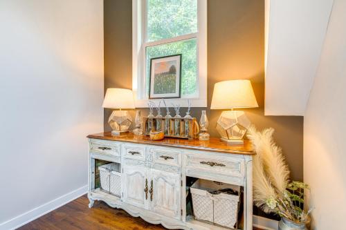 Dapur atau dapur kecil di Serene Travelers Rest Apartment 7 Mi to Downtown!