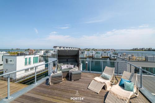 a balcony with chairs and furniture on a boat at Ferienhaus Key West Olpenitz in Olpenitz