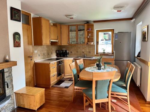Η κουζίνα ή μικρή κουζίνα στο Chalet Harmony Rogla - apartment