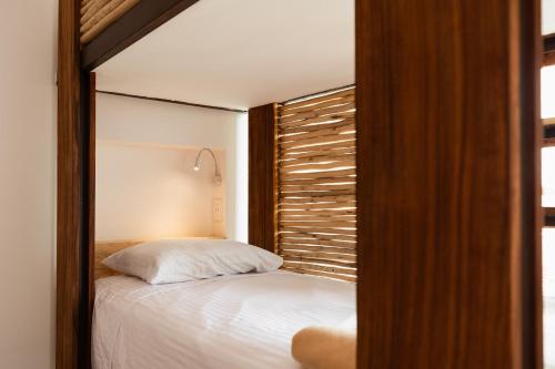 Postel nebo postele na pokoji v ubytování SUUT Hostal Boutique