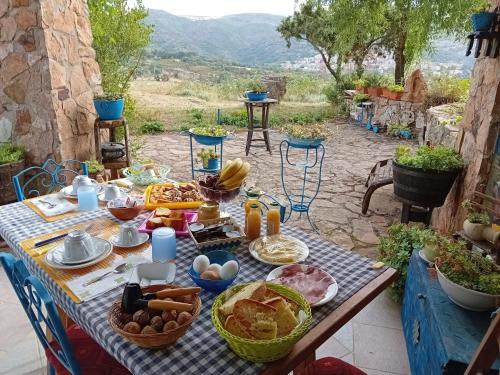 a picnic table with food on it with a view at Lugori in Seùlo