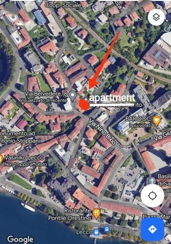 a map of a city with a red arrow at le case di nonna Piera in Lecco