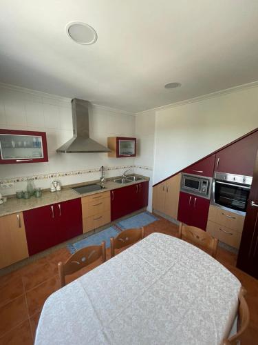 Kuchyň nebo kuchyňský kout v ubytování CASA COMPLETA DE VILELA