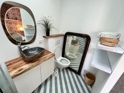 une salle de bain avec un lavabo et un miroir dans l'établissement Maison 60 m plage, à Saint-Hilaire-de-Riez