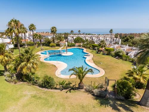 Una vista aérea de una piscina en un complejo turístico. en Secret View Calahonda, en Cabopino