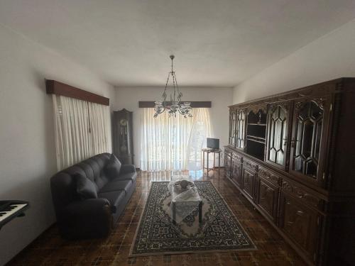 een woonkamer met een bank en een tafel bij Casa Encanto do Douro in Várzea do Douro