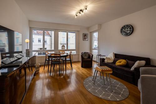 un salon avec un canapé et une table dans l'établissement Chez André, à Chalon-sur-Saône